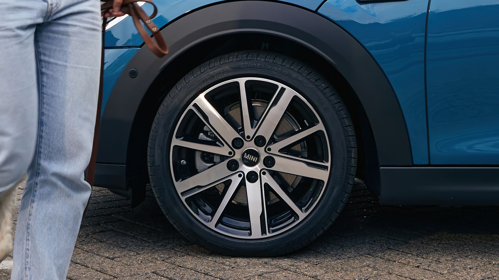 ЕКСКЛЮЗИВНИЙ АСОРТИМЕНТ 15 - 18-ДЮЙМОВИХ ЛЕГКОСПЛАВНИХ ДИСКІВ.