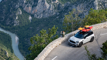 Удовольствие от управления, созданное природой: на MINI Cooper SE Countryman ALL4 к Гранд-Каньону Франции.